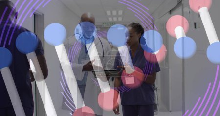 Foto de Imagen de la hebra de ADN sobre la mujer afroamericana y el médico masculino con tableta hablando en el hospital. Concepto de servicios médicos y sanitarios imagen generada digitalmente. - Imagen libre de derechos