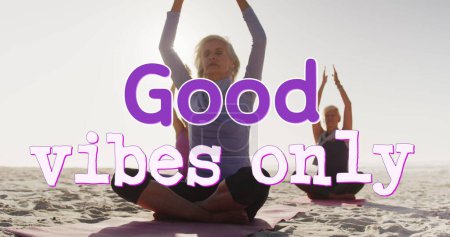 Téléchargez les photos : Image de texte bonnes vibrations seulement, en violet et blanc, sur les femmes qui font du yoga sur la plage. sentiments positifs et bien-être, concept de médias sociaux, image générée numériquement. - en image libre de droit