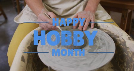 Bild von glücklichen Hobby Monat Text über kaukasischen Mann beim Töpfern. Hobby- und Festkonzept digital generiertes Image.