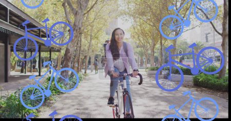 Téléchargez les photos : Image d'icônes de vélo violet sur femme biraciale à vélo en ville. Connexions globales et concept de traitement des données image générée numériquement. - en image libre de droit