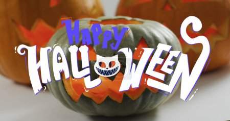 Téléchargez les photos : Joyeux texte bannière halloween sur citrouilles halloween sur fond blanc. fête d'Halloween et concept de célébration - en image libre de droit
