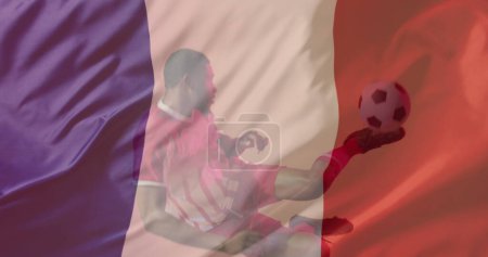 Foto de Imagen del futbolista afroamericano sobre bandera de Francia. Patriotismo global, celebración, deporte e interfaz digital concepto de imagen generada digitalmente. - Imagen libre de derechos