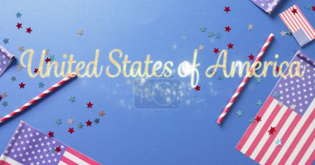 Téléchargez les photos : Image des États-Unis d'Amérique texte sur les drapeaux des États-Unis d'Amérique sur fond bleu. Indépendance américaine, tradition et concept de célébration image générée numériquement. - en image libre de droit