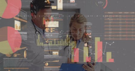 Bild von Finanzdaten über leitende kaukasische Ärztinnen und Ärzte. Finanzen, Wirtschaft, Medizin, Gesundheit und Technologie Konzept digital generiertes Image.
