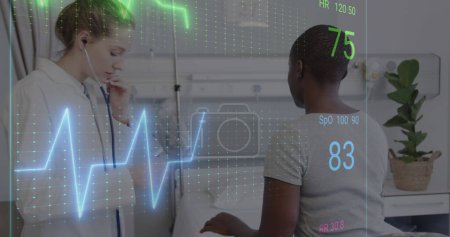 Bild von farbenfrohen Kardiographen über verschiedenen Krankenschwestern und Patientinnen im Krankenhaus. Medizin, Gesundheit und digitales Schnittstellenkonzept, digital generiertes Bild.