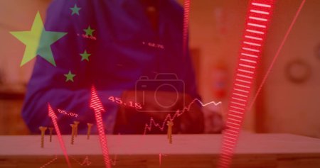 Foto de Imagen de procesamiento de datos financieros, bandera de china sobre trabajador masculino en fábrica. Negocios globales, finanzas, procesamiento de datos y economía global concepto de imagen generada digitalmente. - Imagen libre de derechos