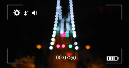 Téléchargez les photos : Image de lumières de ville floues la nuit et paysage urbain, vue sur un écran d'un appareil photo numérique en mode enregistrement avec icônes et minuterie 4k - en image libre de droit