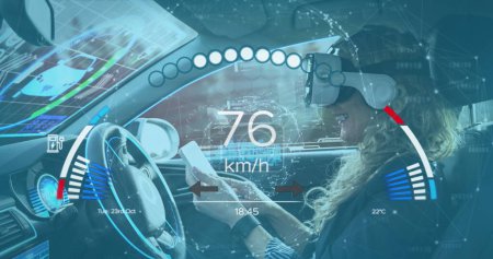 Bild der Auto-Schnittstelle über kaukasische Frau mit vr Headset sitzt im Auto. globales Transport-, Technologie- und digitales Schnittstellenkonzept digital generiertes Bild.