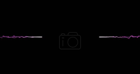 Téléchargez les photos : Image numérique d'une traînée de lumière violette explosant sur fond noir. arrière-plan technologique avec concept de texture abstrait - en image libre de droit