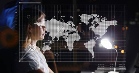 Téléchargez les photos : Image de la carte du monde sur les femmes d'affaires caucasiennes. concept global d'entreprise, de finances, de traitement de données et d'interface numérique image générée numériquement. - en image libre de droit