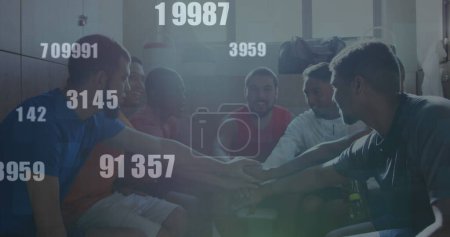 Imagen de números cambiando sobre jugadores de fútbol apilándose las manos en los vestuarios. tecnología, interfaz digital, deportes y concepto de competición imagen generada digitalmente.