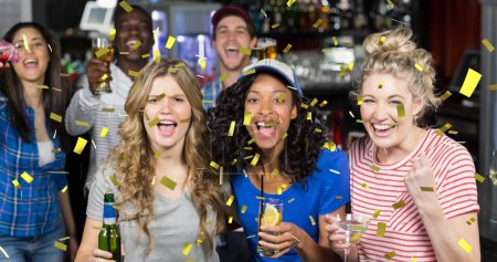 Téléchargez les photos : Image de confettis d'or tombant sur un heureux groupe diversifié d'amis buvant au bar. concept de fête et de célébration image générée numériquement. - en image libre de droit