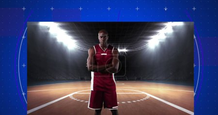 Foto de Imagen del escaneo del visor sobre un jugador de baloncesto afroamericano. Deporte global e interfaz digital concepto de imagen generada digitalmente. - Imagen libre de derechos