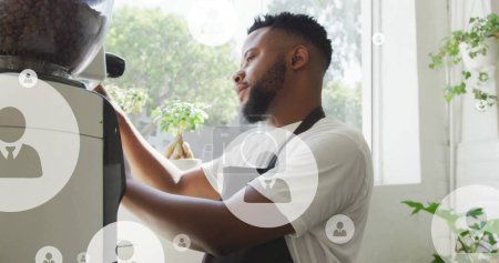 Téléchargez les photos : Image de personnes icônes sur homme barista afro-américain dans le café. Médias sociaux mondiaux, réseaux, interface numérique et concept de traitement des données image générée numériquement. - en image libre de droit