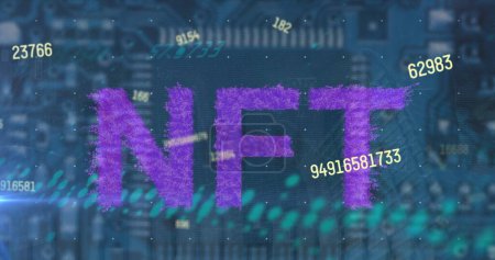Foto de Imagen de los números sobre el banner de texto púrpura nft contra el primer plano de un servidor informático. Concepto criptomoneda y tecnología empresarial - Imagen libre de derechos
