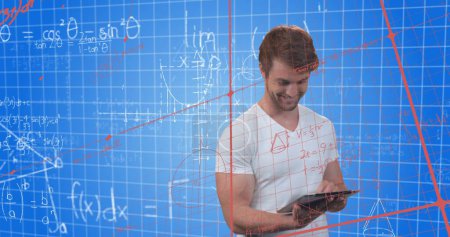 Téléchargez les photos : Image d'un homme d'affaires caucasien sur des équations mathématiques sur fond bleu. entreprise mondiale, interface numérique et concept de technologie image générée numériquement. - en image libre de droit