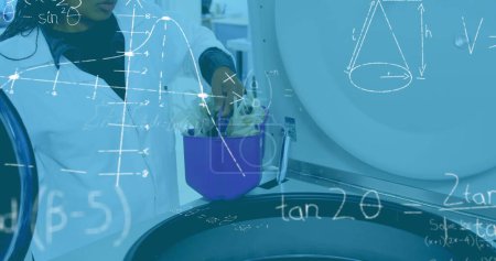Imagen de fórmulas matemáticas flotando sobre una vista de una mujer trabajadora de laboratorio durante la investigación. Covid 19 pandemia salud ciencia medicina concepto digital compuesto.