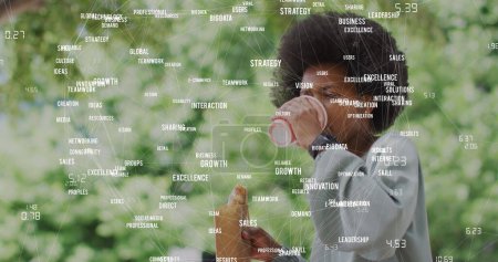 Téléchargez les photos : Image de données commerciales sur une femme afro-américaine buvant du café. Concept global d'affaires, de connexions et de traitement des données image générée numériquement. - en image libre de droit