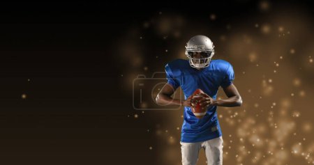 Téléchargez les photos : Image du footballeur américain sur des taches d'or en arrière-plan. Concept sport, couleur et mouvement image générée numériquement. - en image libre de droit
