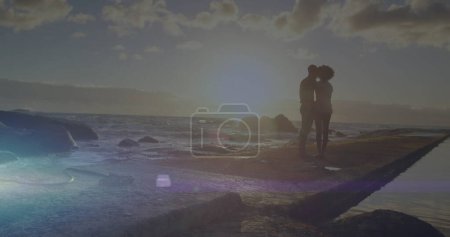 Foto de Imagen de manchas de luz sobre pareja afroamericana abrazándose. Pasar tiempo juntos y concepto de interfaz digital imagen generada digitalmente. - Imagen libre de derechos