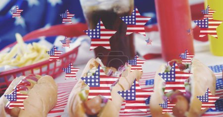 Foto de Imagen de estrellas con banderas de EE.UU. sobre perros calientes. día de presidentes, día de la independencia y concepto de patriotismo americano imagen generada digitalmente. - Imagen libre de derechos