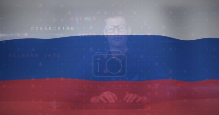 Bild des kaukasischen männlichen Hackers über die Flagge Russlands, digital erzeugtes Bild.