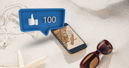 Foto de Compuesto digital de auriculares, gafas y un mapa en la pantalla de un teléfono móvil, mientras que una burbuja de mensaje azul con un icono similar y un número creciente se mueven en la pantalla para las redes sociales - Imagen libre de derechos