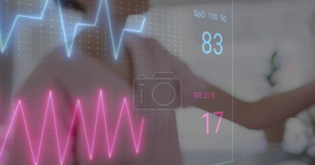 Bild von bunten Kardiographen über verschiedenen Krankenschwestern und Patientinnen im Krankenhausbett. Medizin, Gesundheit und digitales Schnittstellenkonzept, digital generiertes Bild.