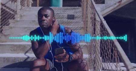Bild einer Schallwelle über einen Mann in einer Trainingspause mit Kopfhörern und Smartphone. Globale Verbindungen, Wohlbefinden, Fitness und gesundes Lebensstil-Konzept digital generiertes Image.