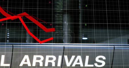 Téléchargez les photos : Image d'un graphique rouge montrant une crise économique sur une grille au-dessus d'une image composite numérique d'un aéroport - en image libre de droit
