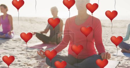 Téléchargez les photos : Image de ballons de coeur rouge, sur les femmes faisant de l'exercice sur la plage. sentiments positifs et le bien-être concept de médias sociaux, image générée numériquement. - en image libre de droit