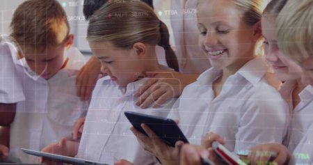 Bild der Datenverarbeitung bei Schülern und Lehrern mit Tablets im Klassenzimmer. Globales Bildungs-, Computer- und digitales Schnittstellenkonzept digital generiertes Image.