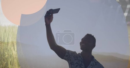 Foto de Imagen del cuadro sobre el hombre afroamericano feliz tomando selfie. Relax, vacaciones y vacaciones concepto de imagen generada digitalmente. - Imagen libre de derechos