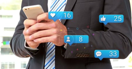 Bild der Reaktionen in den sozialen Medien über die Hände eines kaukasischen Geschäftsmannes, der sein Smartphone benutzt. Social Media, Netzwerk, Kommunikation und Technologiekonzept digital generiertes Image.