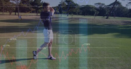 Bild der Datenverarbeitung über männliche Golfspieler auf dem Golfplatz. Globales Sport-, Wettbewerbs-, Computer- und Datenverarbeitungskonzept digital generiertes Bild.