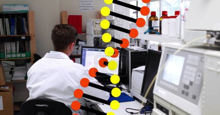 Téléchargez les photos : Image de torons d'ADN tournant sur un scientifique masculin à l'aide d'un ordinateur. concept global de science, de recherche, de traitement de données et d'interface numérique image générée numériquement. - en image libre de droit