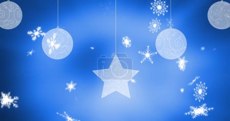 Téléchargez les photos : Image de boules suspendues et étoile sur des flocons de neige tombants sur fond bleu. Généré numériquement, hologramme, illustration, décoration, vecteur, hiver, Noël, concept de fête. - en image libre de droit