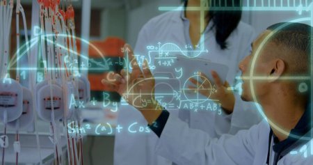 Image d'équations mathématiques sur les médecins biraciaux discutant du travail. Concept d'interface numérique et de science globale image générée numériquement.