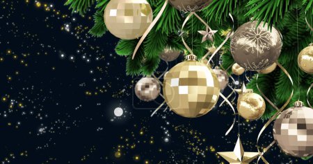 Foto de Decoraciones de Navidad colgadas en el árbol de Navidad contra manchas amarillas de luz sobre fondo negro. fiesta de Navidad y concepto de celebración - Imagen libre de derechos