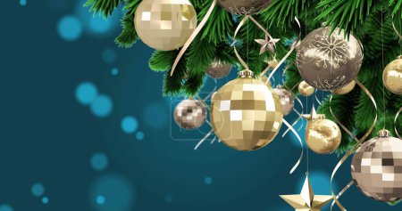 Foto de Decoraciones de Navidad colgando en el árbol de Navidad contra manchas de luz en el fondo azul. fiesta de Navidad y concepto de celebración - Imagen libre de derechos