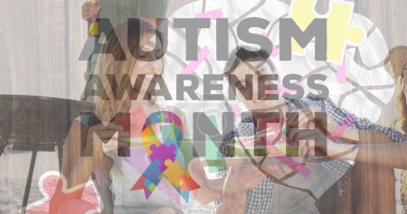 Téléchargez les photos : Image de pièces de puzzle colorées et texte de l'autisme sur des amis heureux à la fête de plage d'été. autisme, difficultés d'apprentissage, concept de soutien et de sensibilisation image générée numériquement. - en image libre de droit