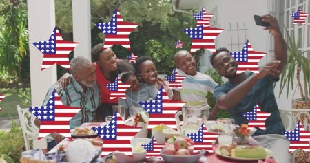 Foto de Imagen de estrellas con bandera de estados unidos de América ondeando sobre la sonriente familia afroamericana. patriotismo americano, concepto de independencia y celebración imagen generada digitalmente. - Imagen libre de derechos