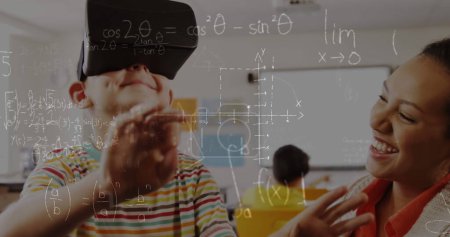 Téléchargez les photos : Image d'équations mathématiques sur des écoliers utilisant des casques vr. concept global d'éducation, de technologie et de connexions image générée numériquement. - en image libre de droit