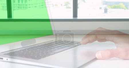 Téléchargez les photos : Image des mains à l'aide d'un ordinateur portable avec écran vert sur accéléré navetteurs marchant dans un bâtiment moderne. concept d'entreprise et de technologie de communication image générée numériquement. - en image libre de droit