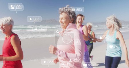 Imagen de iconos de redes sociales sobre mujeres mayores corriendo en la playa. redes sociales globales, interfaz digital, tecnología y concepto de red imagen generada digitalmente.