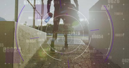 Imagen del procesamiento de datos digitales sobre un atleta masculino discapacitado con cuchillas en pista de atletismo. deportes globales, competencia, discapacidad e interfaz digital concepto de imagen generada digitalmente.