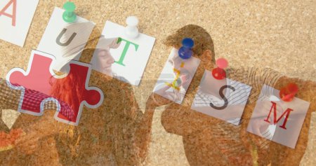 Téléchargez les photos : Image de pièces de puzzle colorées et texte de l'autisme sur des amis heureux à la fête de plage d'été. autisme, difficultés d'apprentissage, concept de soutien et de sensibilisation image générée numériquement. - en image libre de droit