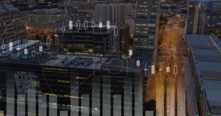 Téléchargez les photos : Image générée numériquement de graphiques se déplaçant dans l'écran avec fond de bâtiments dans une ville au cours de la soirée 4k - en image libre de droit