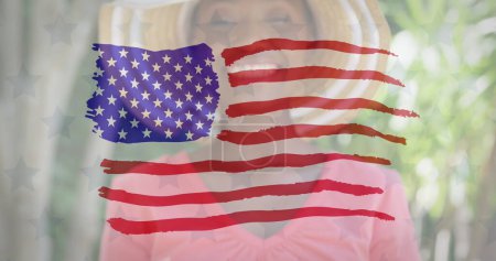 Téléchargez les photos : Image du drapeau des Etats-Unis agitant sur une femme afro-américaine souriante tenant des cattots. patriotisme américain, indépendance et concept de célébration image générée numériquement. - en image libre de droit