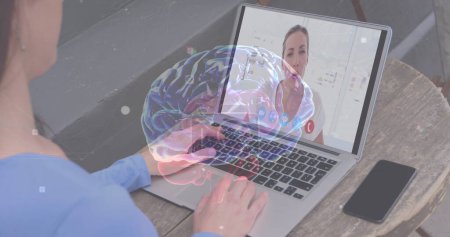 Kaukasische Frau nimmt an einem virtuellen Treffen teil. Die Überlagerung einer Gehirngrafik legt eine Diskussion über Neurowissenschaften oder Kognitionswissenschaften nahe.